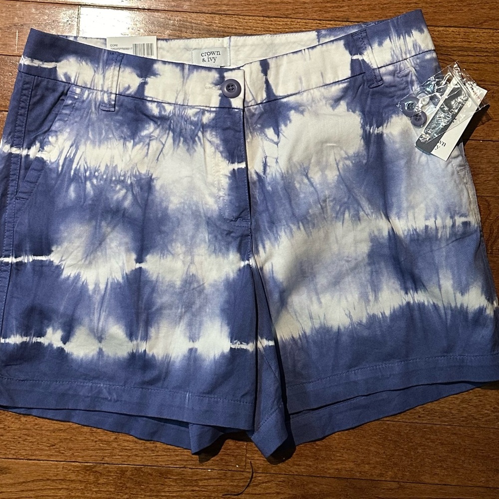 Crown & Ivy women's size 8 Caroline 5 inch blue & white tie dye shorts